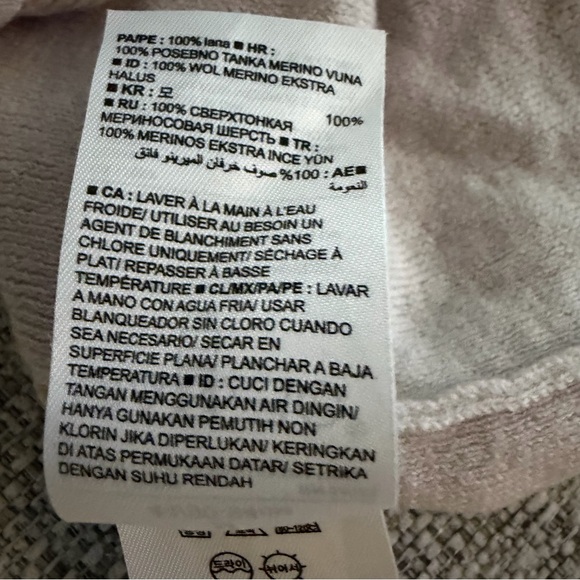 Women's Banana Republic V-Neck Extra-Fine Merino Wool Sweater - Cream - Picture 6 of 6